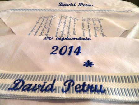 Detaliu de broderie personalizata pe o piesa pentru botez
