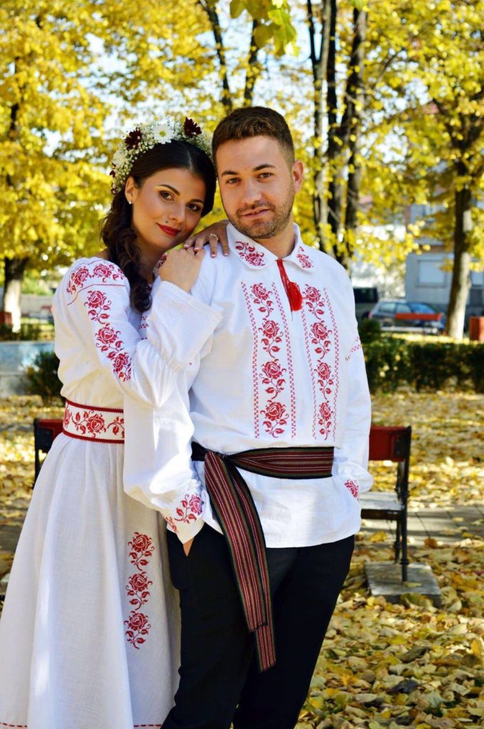 Mireasa si mire in tinute traditionale