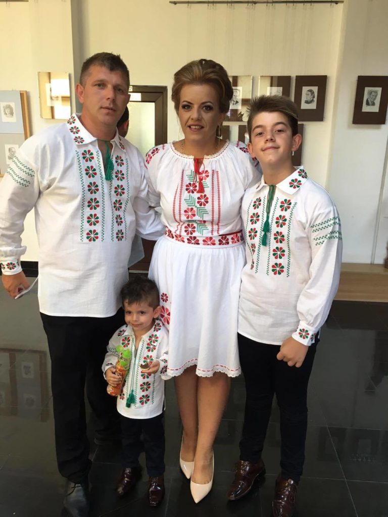 ie traditionala camasa populara (18)