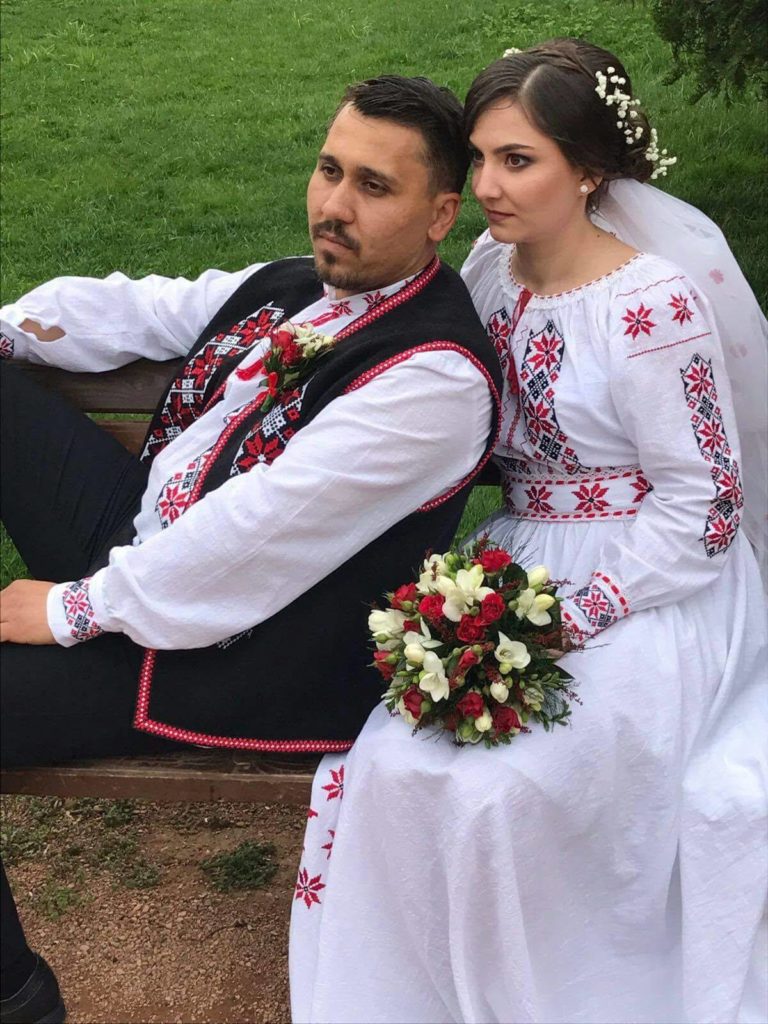 Tinuta traditionala din portofoliul de nunta Bromania