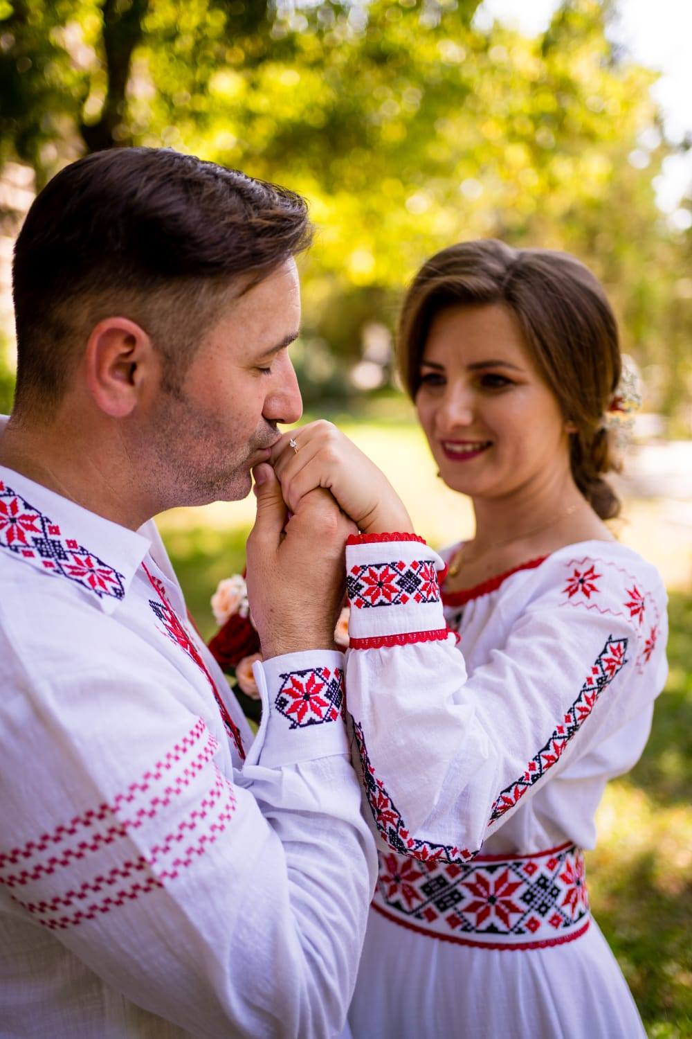 Tinute traditionale coordonate pentru mire si mireasa realizate la comanda