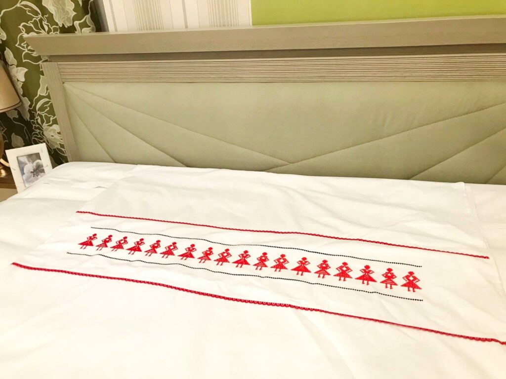 motiv traditional rosu