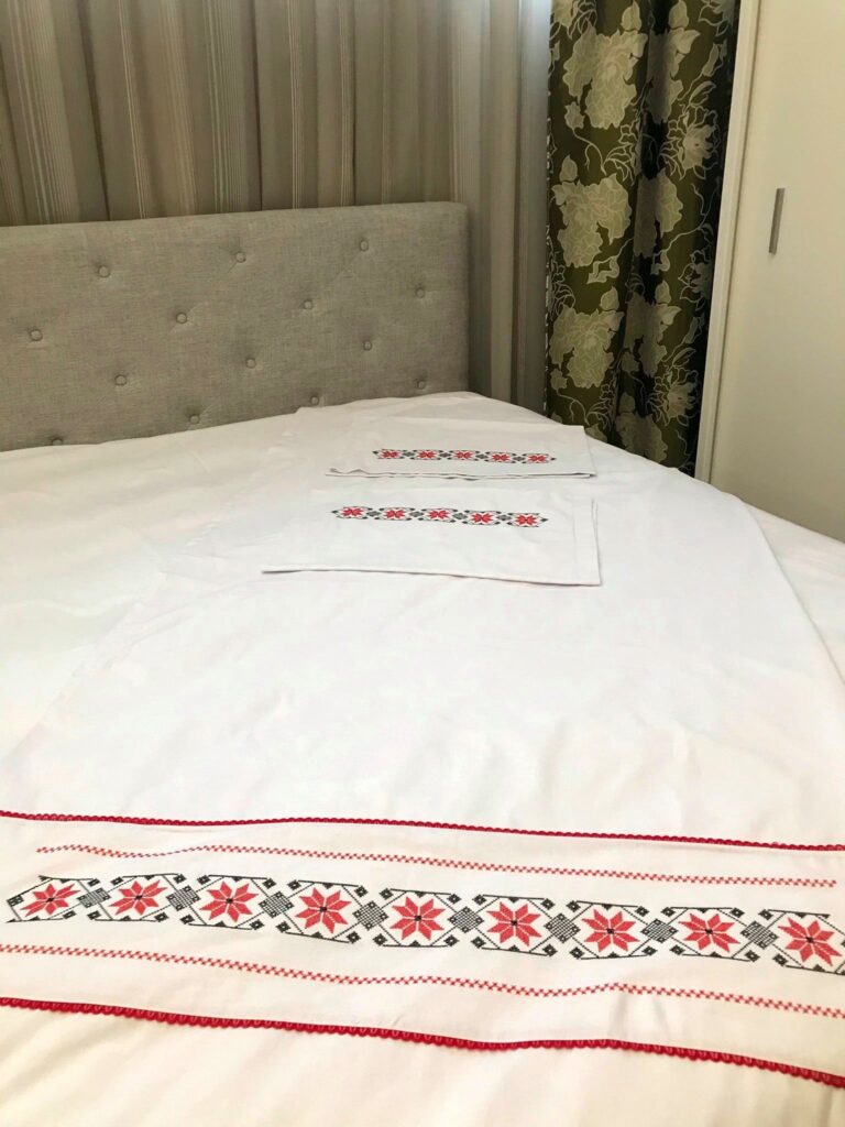motv traditional brodat lenjerie