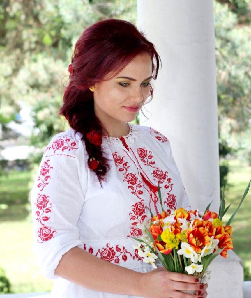 Rochie de mireasa cu motive traditionale din portofoliul Bromania