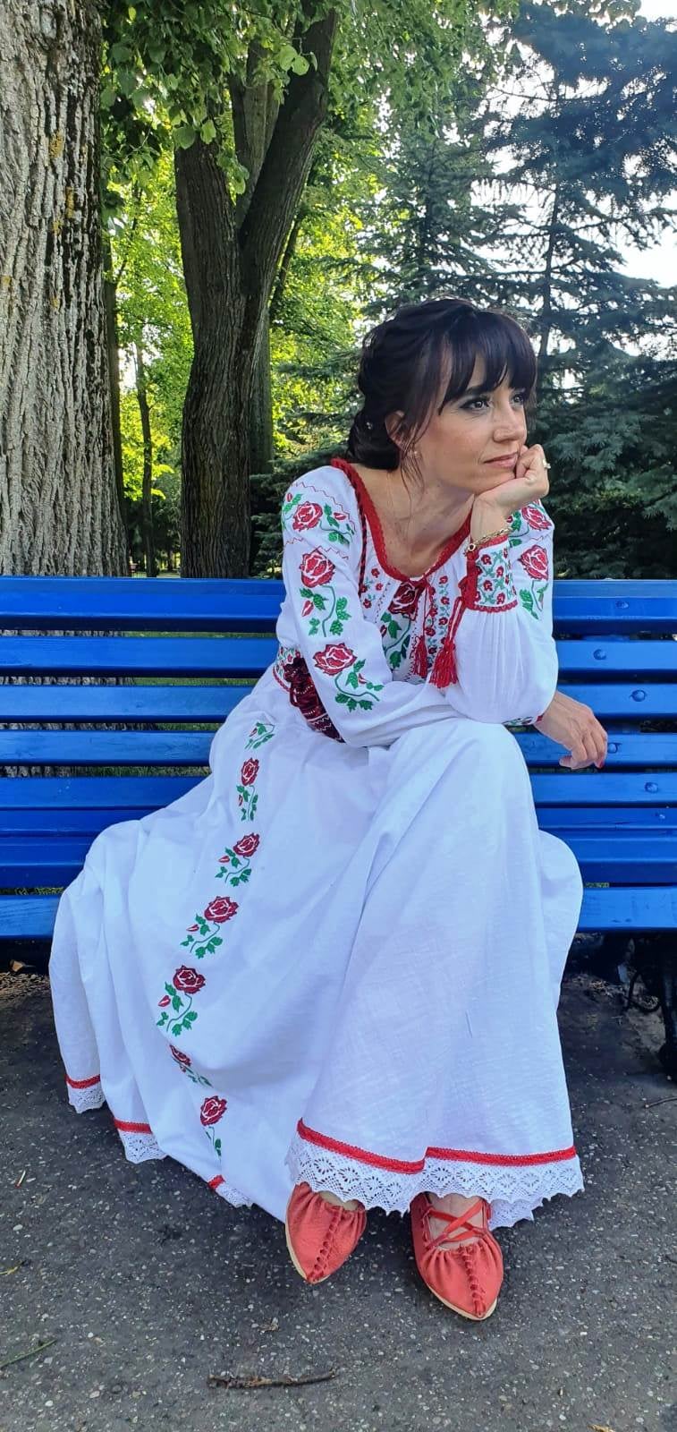 Rochie traditionala pentru mireasa cu broderie romaneasca
