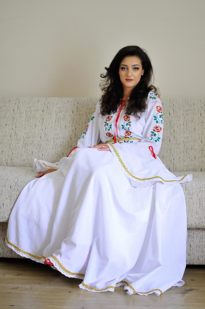 Mireasa purtand o rochie traditionala