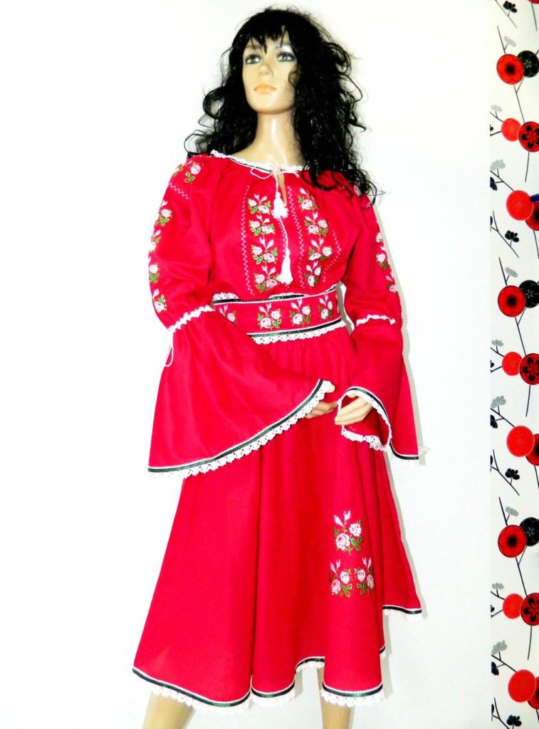 Rochie rosie cu broderie din portofoliul atelierului