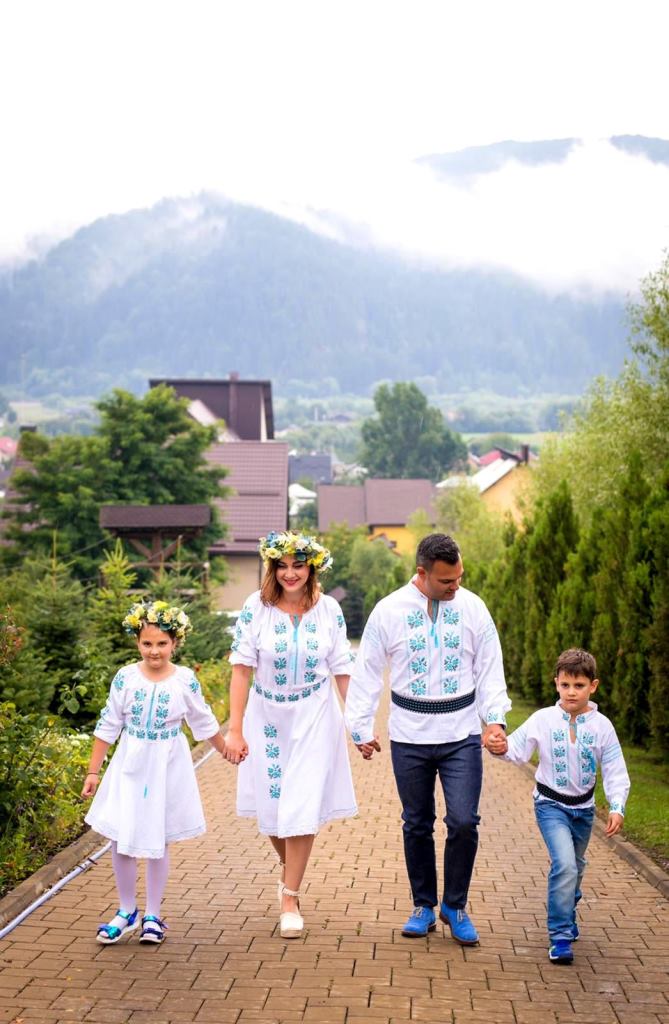 Tinute traditionale coordonate pentru familie